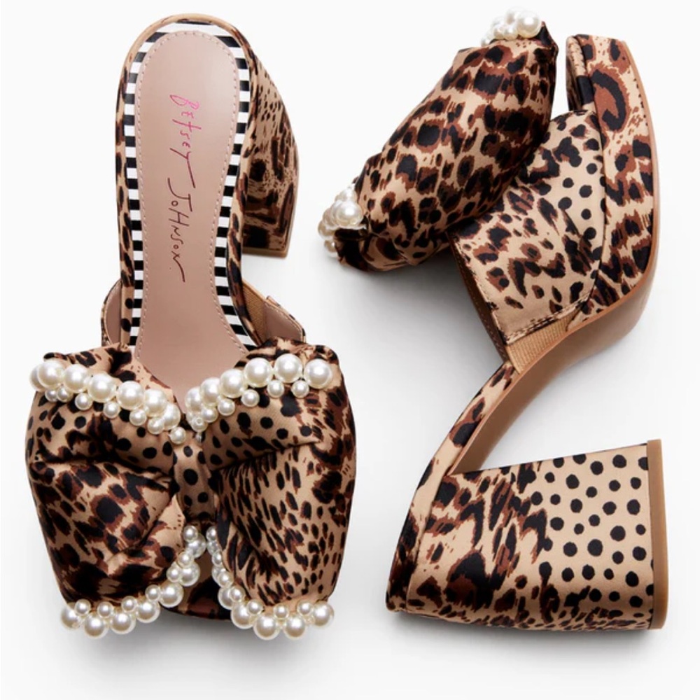 Betsey Johnson Maccie cheetah print size 6